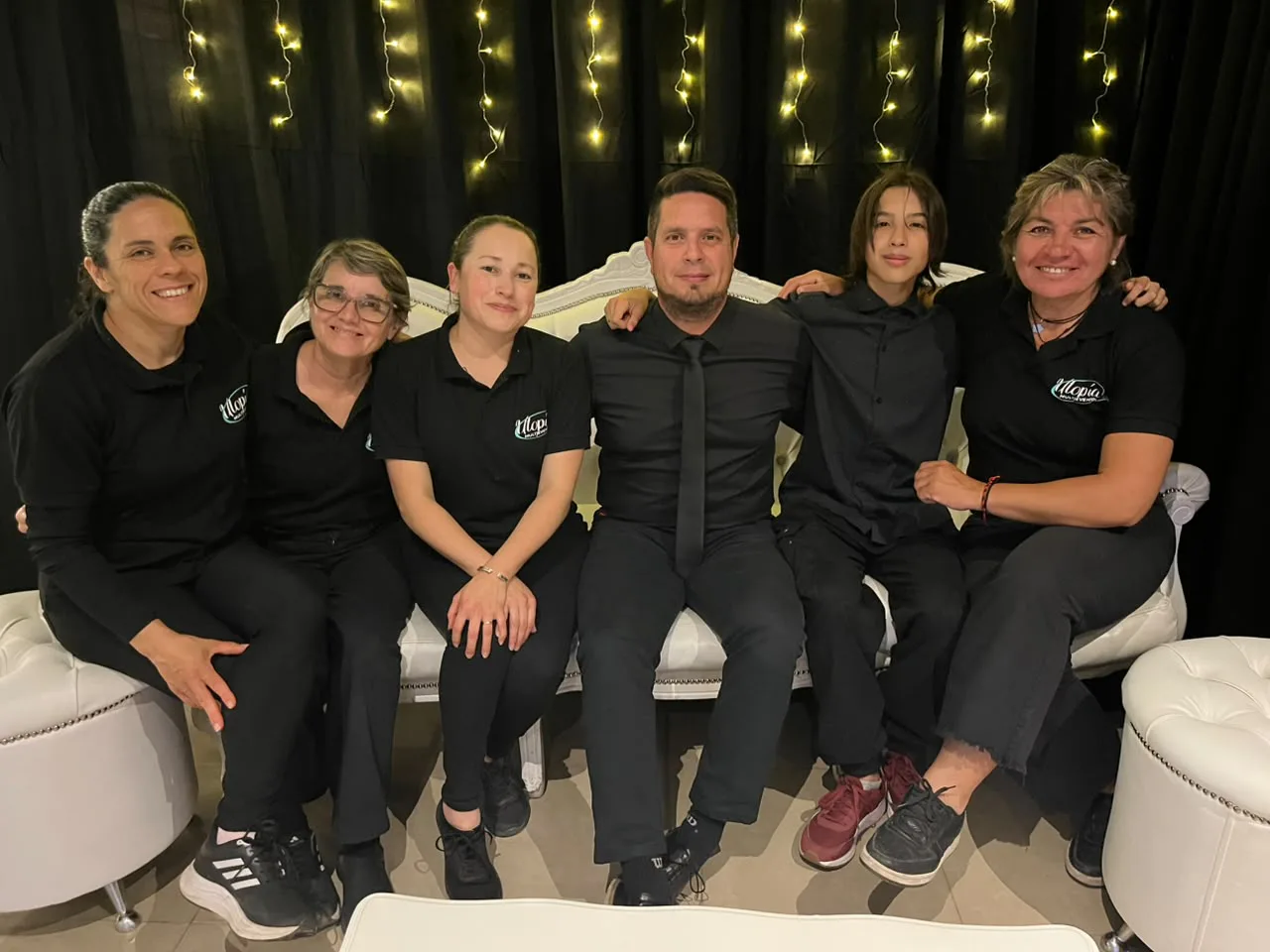 El equipo de Utopía reunido en el salón