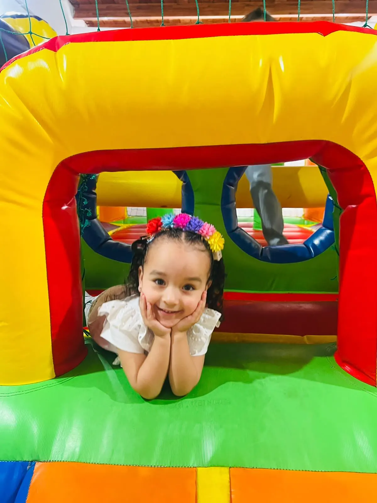 Niña disfrutando del inflable en un cumpleaños de Utopía Multieventos