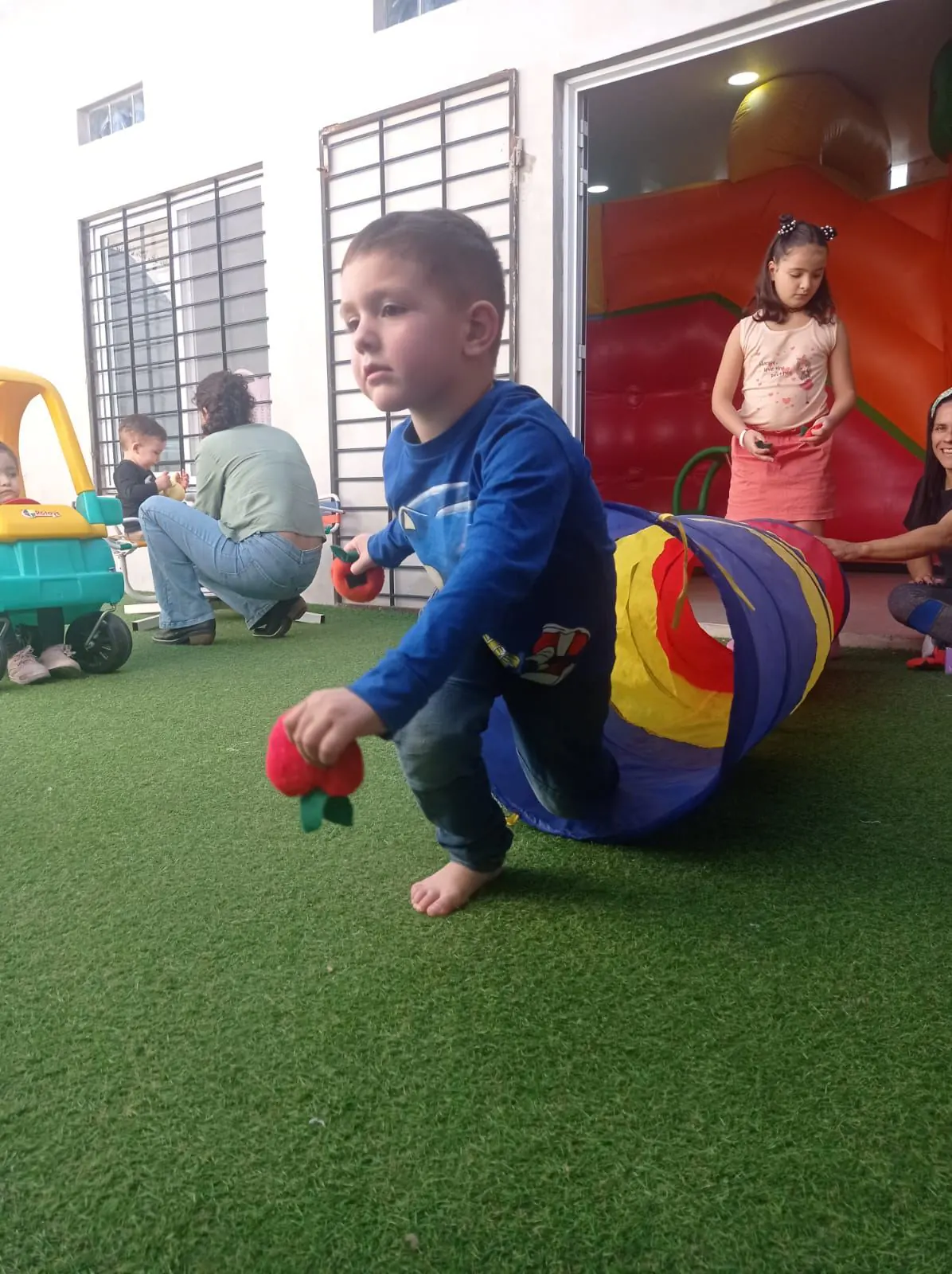 Juego con túnel en el patio infantil de Utopía