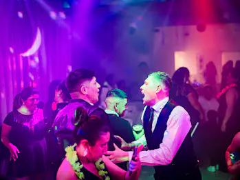 Pista de baile y luces durante una boda en Utopía